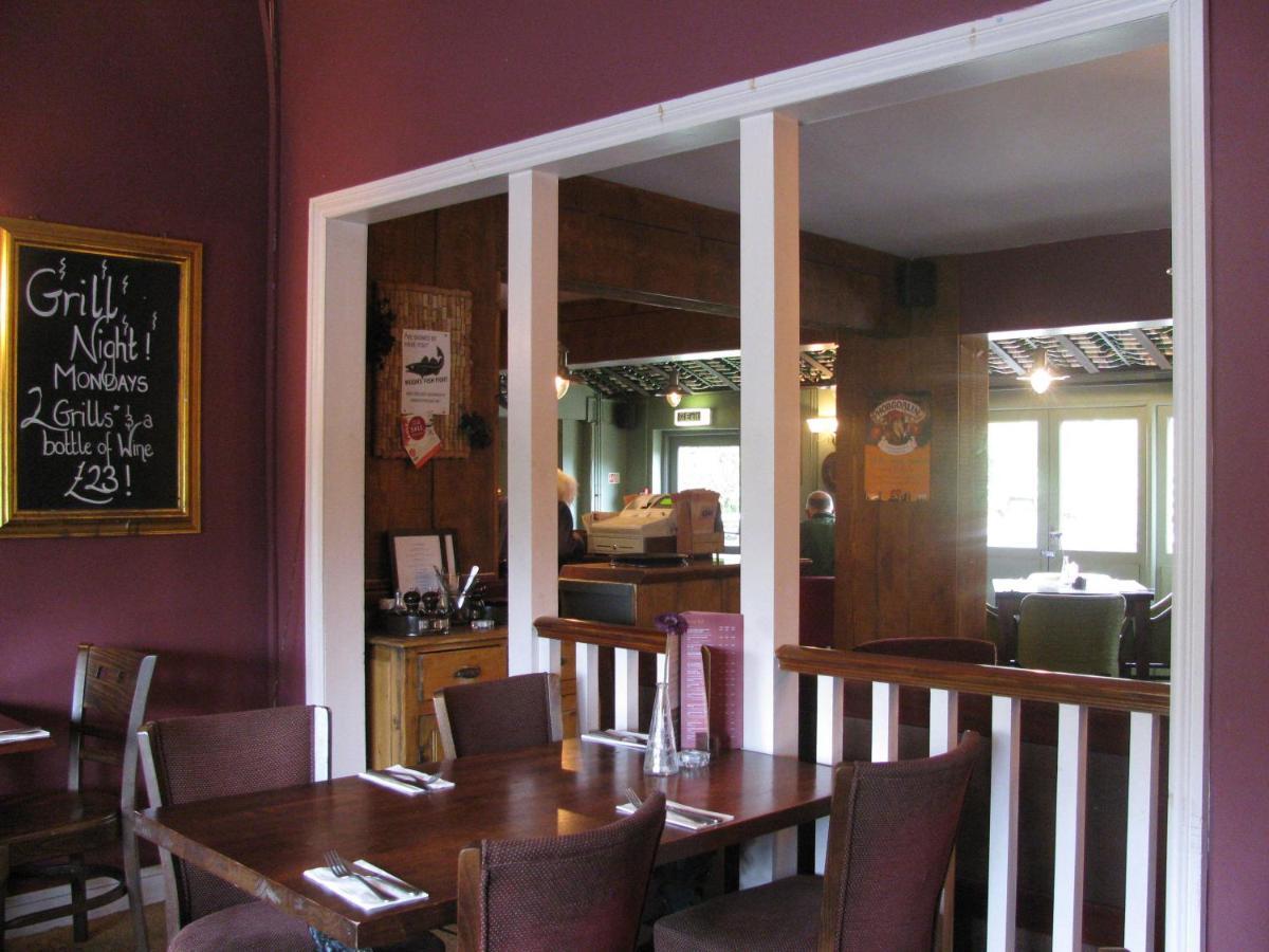 Oak Inn Upton Snodsbury Ngoại thất bức ảnh